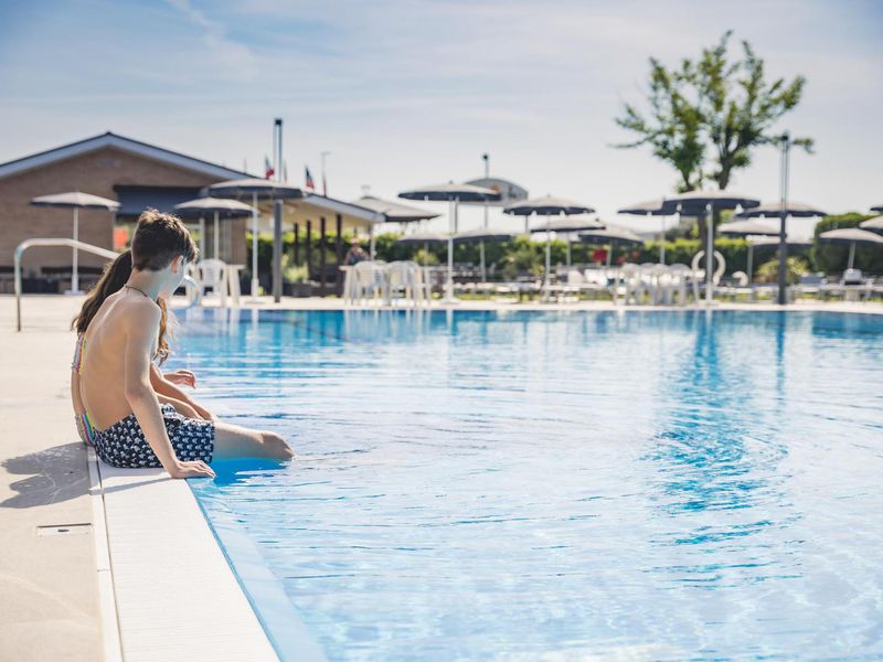 Petit-déjeuner avec vue sur la mer, déjeuner au bord de la piscine et dîner face à la promenade.